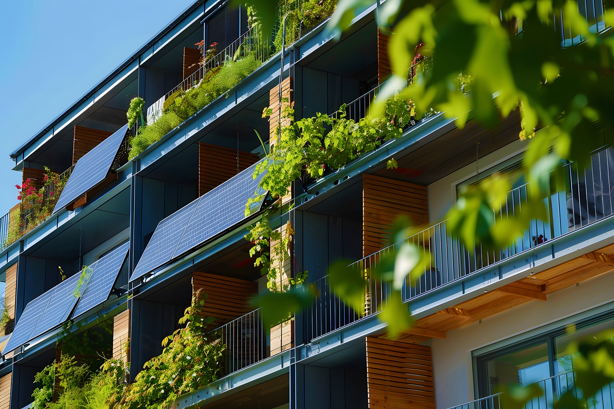 Solarmodule an einem bepflanzten Balkon eines modernen Mehrfamilienhauses erzeugen eigenen Solarstrom.