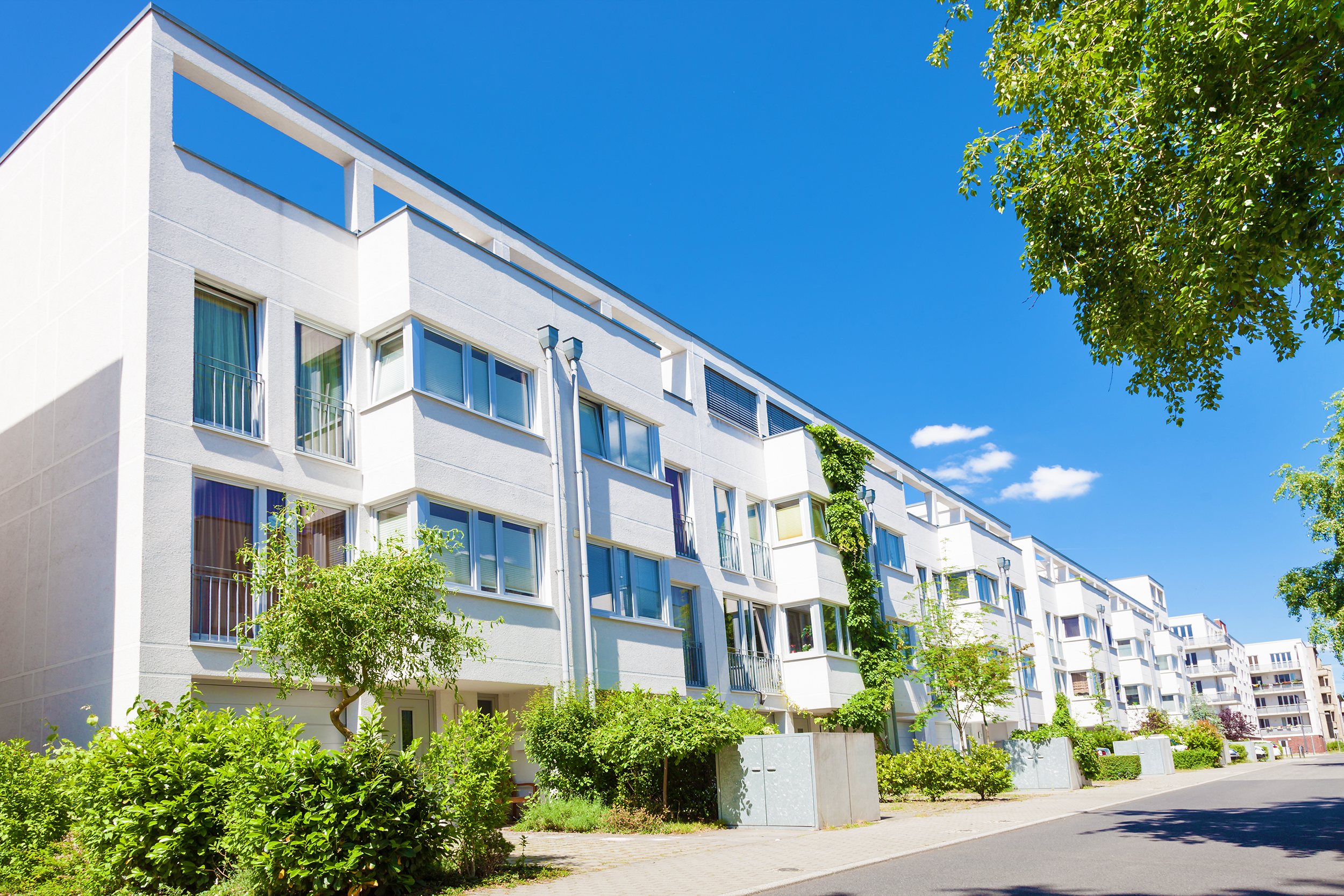 Moderne Wohnanlage mit gepflegten Grünflächen und energieeffizienter Bauweise.