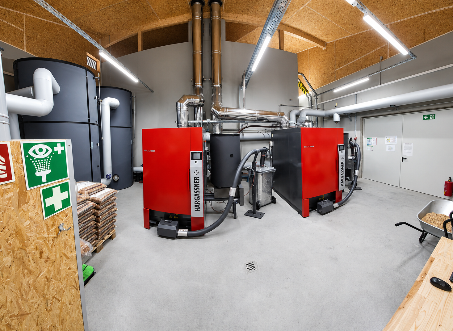 Biomasse-Heizzentrale mit modernen Heizkesseln und Wärmespeichern.