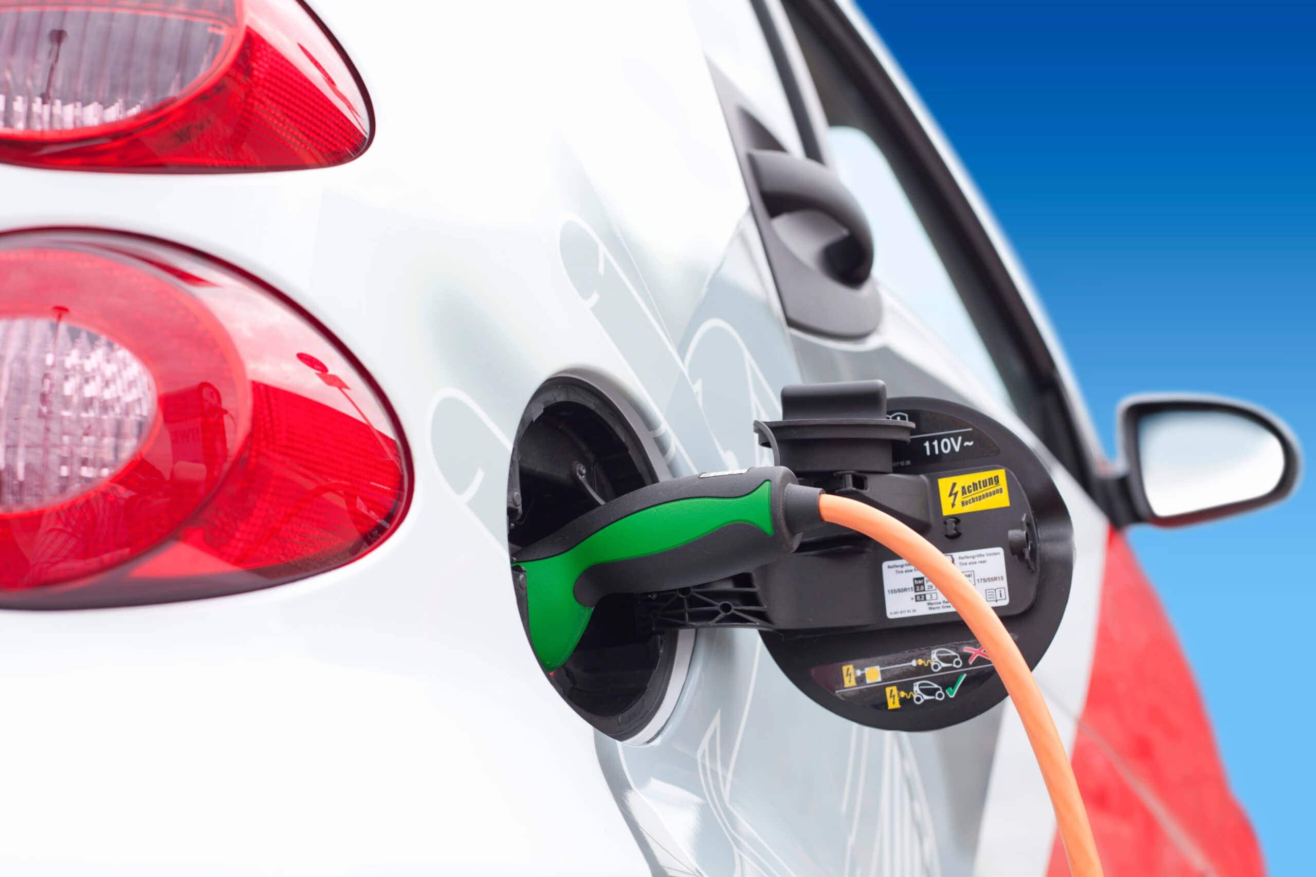 Elektroauto wird an einer Ladestation mit Ladekabel aufgeladen.