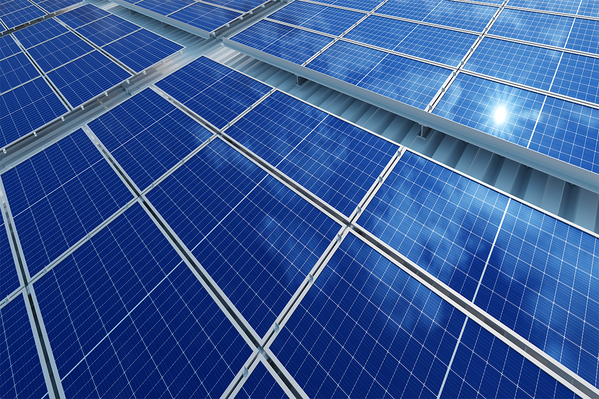 Großflächige Photovoltaikmodule auf einem Dach erzeugen sauberen Solarstrom.